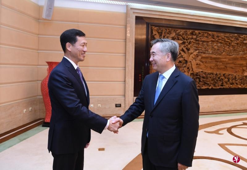 新加坡教育部长王乙康（左）与中共广东省委书记李希，昨天在广州就进一步加强新粤合作交换了意见。（广东省政府​提供）