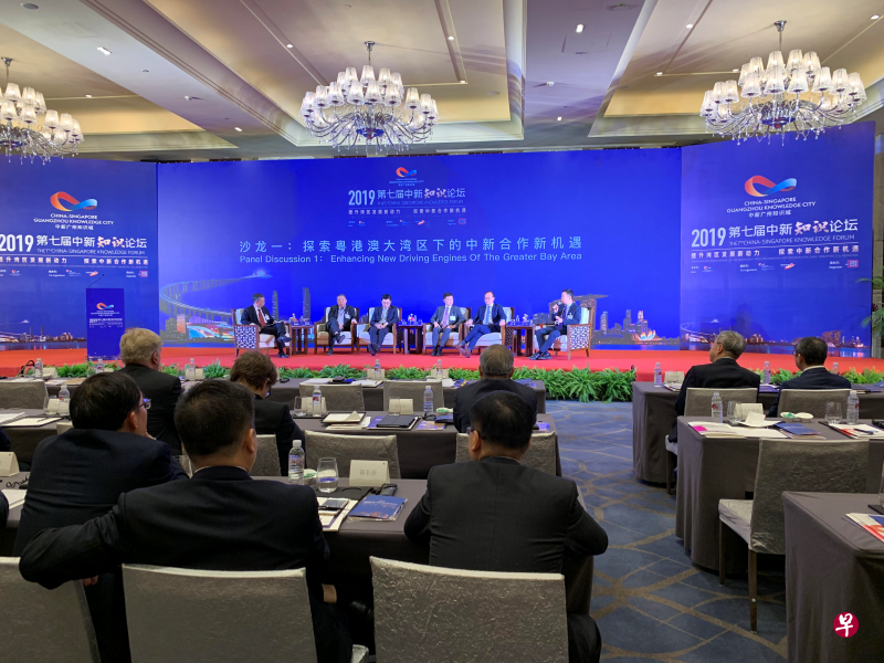 第七届中新知识论坛昨天在广州举办，主题是“提升湾区发展新动力探索中新合作新机遇”。（顾功垒摄）