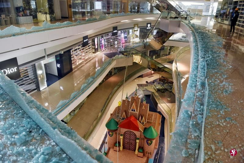 丰树北亚商业信托在香港九龙塘的又一城商场（Festival Walk）遭示威者大肆破坏，隔天商场内仍满地是碎玻璃。（EPA照片） 