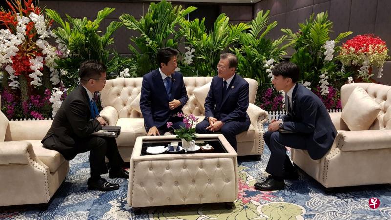 11月，安倍晋三（左2）和文在寅（右2）到泰国曼谷出席亚细安系列会议时，在会议场边举行了会谈。（路透社） 