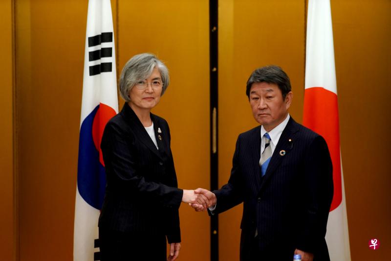韩国外长康京和（左）与日本外长茂木敏充（右）在名古屋会晤。（路透社） 