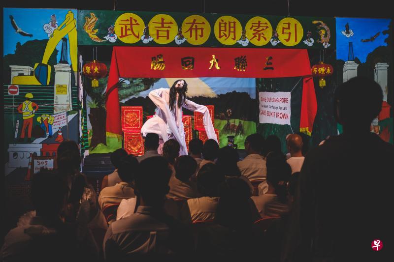 新加坡Post-Museum的装置以拯救武吉布朗坟场为议题，鬼影幢幢。（新加坡美术馆提供）