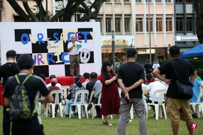 人民力量党秘书长吴明盛（面对镜头）认为，政府应拟定条例管制违规骑士，而不是作出影响电板车送餐员生计的决定。（邝启聪摄）