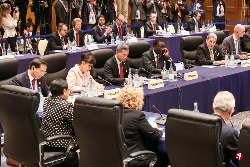 外交部长维文医生（前排右四）在二十国集团外长峰会上重申支持全球治理体系的需要。（外交部提供） 