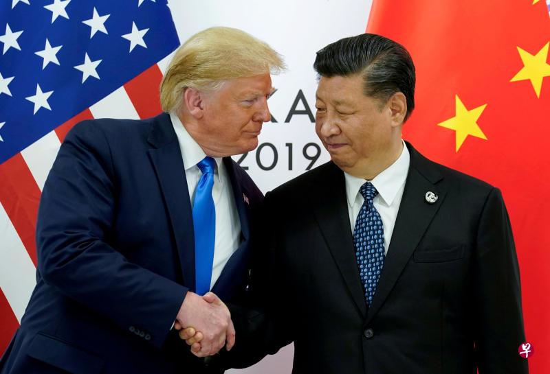 今年6月29日，中国国家主席习近平（右）和美国总统特朗普在大阪出席二十国集团峰会期间，举行双边会谈前握手致意。 （路透社）