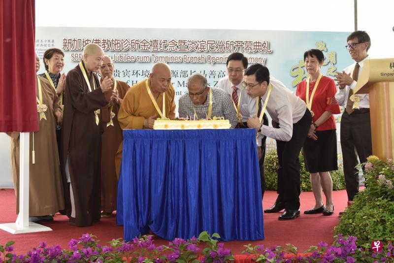 佛教施诊所邀请主宾和董事共同为施诊所金禧祝仪式。纪念举行切蛋糕庆左起为宝宁法师、林宝淳、净聪法师、法辉法师、广声法师、环境及水源部长马善高、陈荣銮、谢智友以及陈宝穗。（特约伍书永摄）