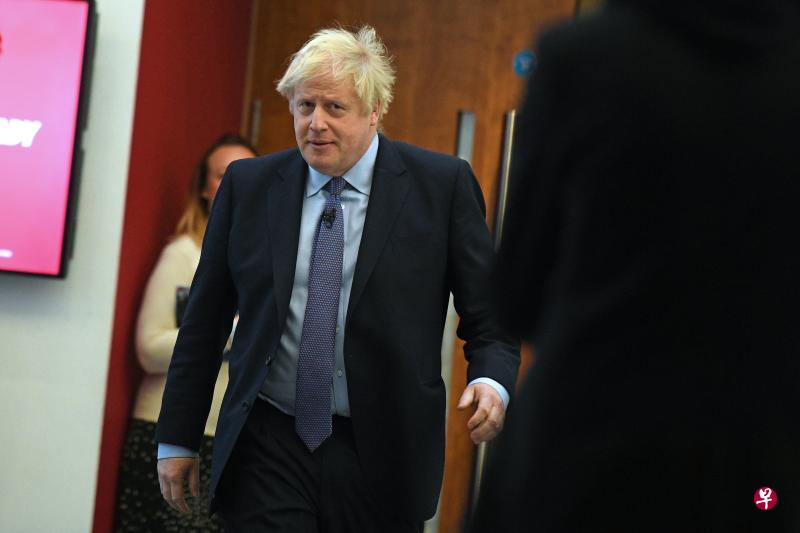 最新民调分析显示，在12月12日举行的英国大选中，英国首相约翰逊领导的保守党有望取得过半优势。（法新社）