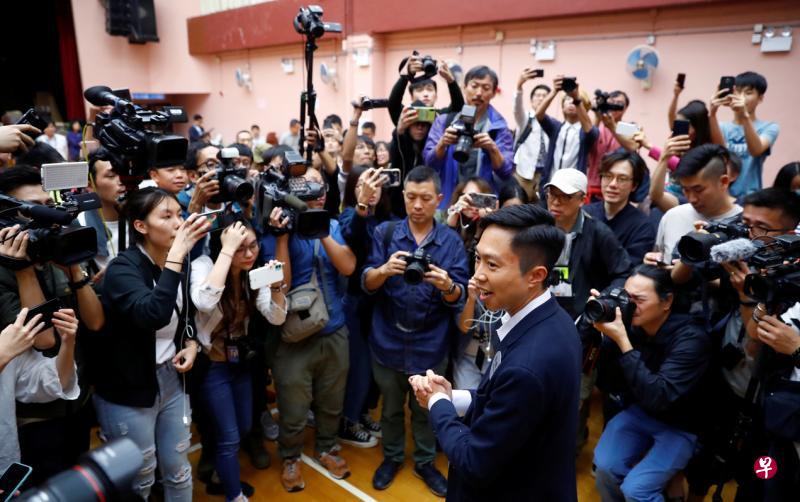 替代香港众志秘书长黄之锋参选的林浩波昨天凌晨在当选海怡西区议员后，在投票站会见媒体。（路透社）