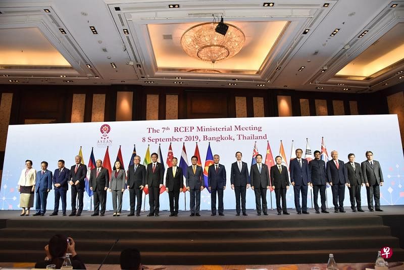 16个RCEP成员国的代表参加星期天在泰国曼谷举行的第七届RCEP部长级会议，讨论自上一次在北京开会后所取得的进展。（中新社）