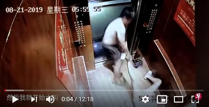 宇芽上载的视频显示男友不顾她的反抗呼喊，使劲要将她从电梯里往外拖拽，最终把她硬拖出去。（视频截图）