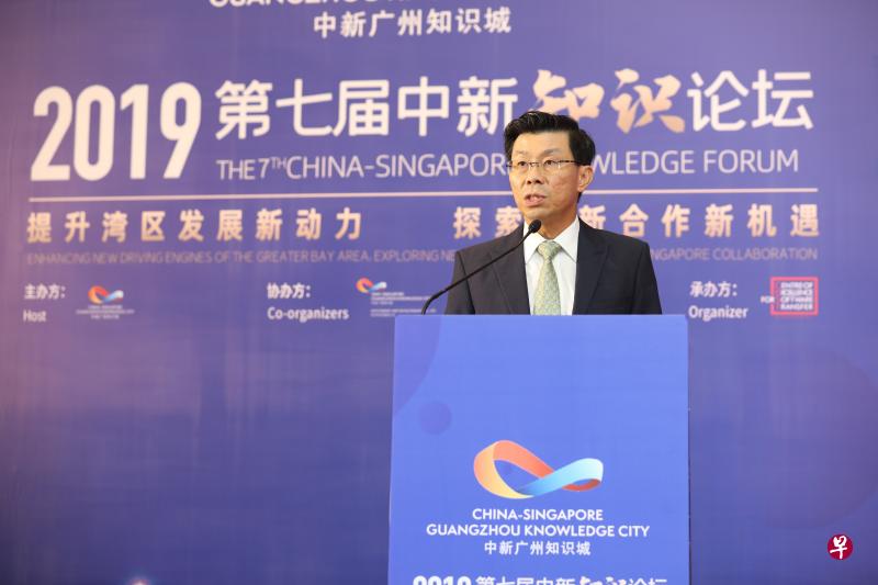 通商中国主席李奕贤在第七届中新知识论坛上说，知识城可以加强科技投入和知识产权的保护与运用，并引进金融、法律等专业服务机构，培训国际化人才。（中新广州知识城提供）