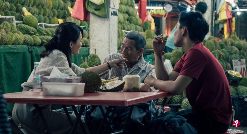 杨雁雁（左起）在《热带雨》演中文老师，照顾中风家翁（杨世彬饰）及学生（许家乐饰）。