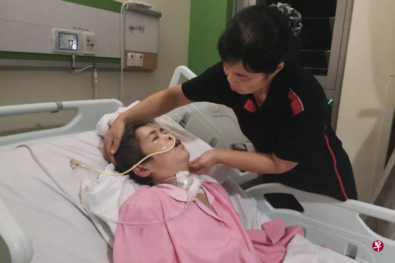王玉环几乎每天三小时往返东部宿舍与西部裕廊东的黄廷方医院，希望姐姐王玉玲能奇迹康复。（温伟中摄影）