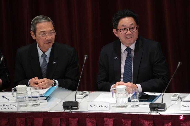 新加坡报业控股董事长李文献医生（左）和执行总裁伍逸松在第35届常年股东大会上同股东交流。（海峡时报）