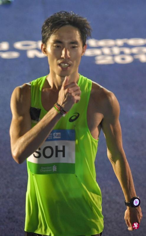 苏睿勇昨天以2小时45分钟52秒的成绩，三度蝉联本地组桂冠。（陈渊庄摄）