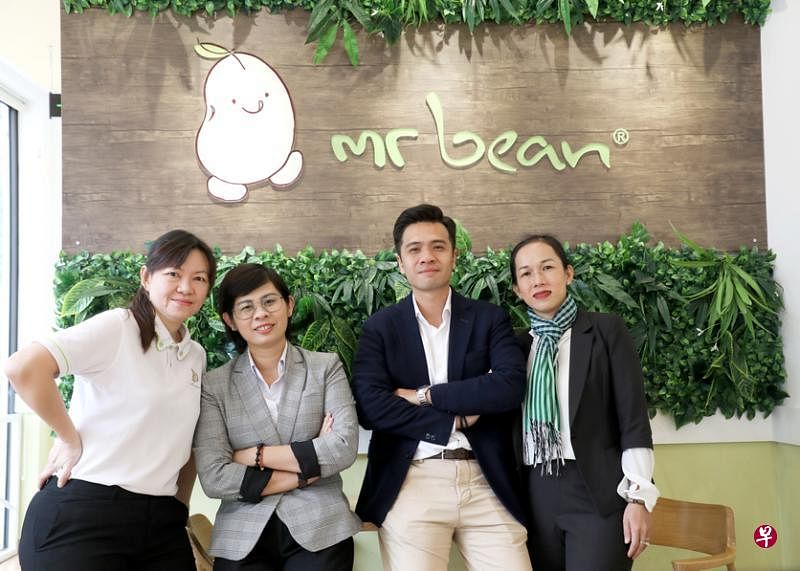 豆先生在越南的特许经营商EGroup集团，除了营销总监周皇江（右二），还有不少管理层人员都是年轻人。（陈斌勤摄）