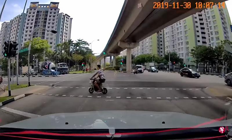 电动踏板车骑士闯过红灯，险些遭轿车撞上。（截自面簿） 