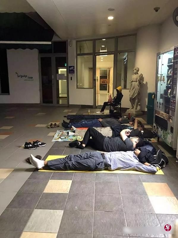 前五名到场家长准备好睡袋、瑜伽垫等，漏夜排队席地而睡。（新加坡眼提供）