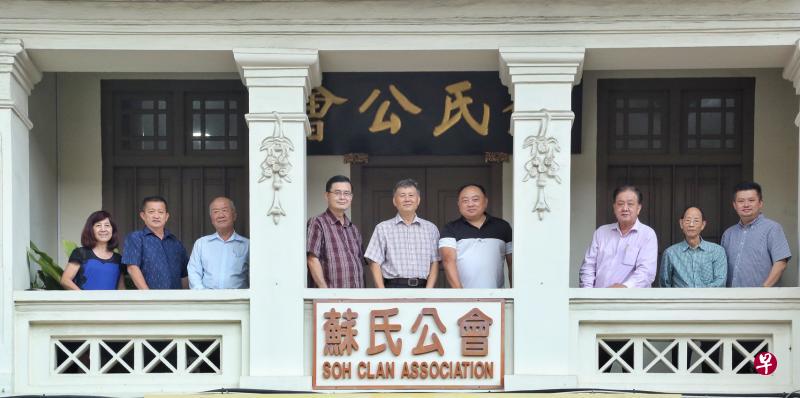 苏氏公会执监委员会以承先启后为己责，在欢庆公会成立90周年暨先祖苏颂正简公999周年诞辰之际，承诺推动会务朝前发展。左起为康乐苏永兰、副交际苏荣泰、监察主任苏能通、总务苏章江、会长苏圻国、副会长苏国全、交际苏镇松、监察委员苏杜义、副总务苏凯立。（陈福洲摄）