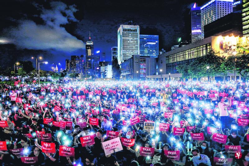 香港的反修例示威从平和走向暴力，其走向和拉锯时间之长，大概没有人一开始预估得到。图为6月26日，示威者在由民间人权阵线发起的集会上，亮起手机荧幕，要求港府回应五大诉求。 （欧新社）