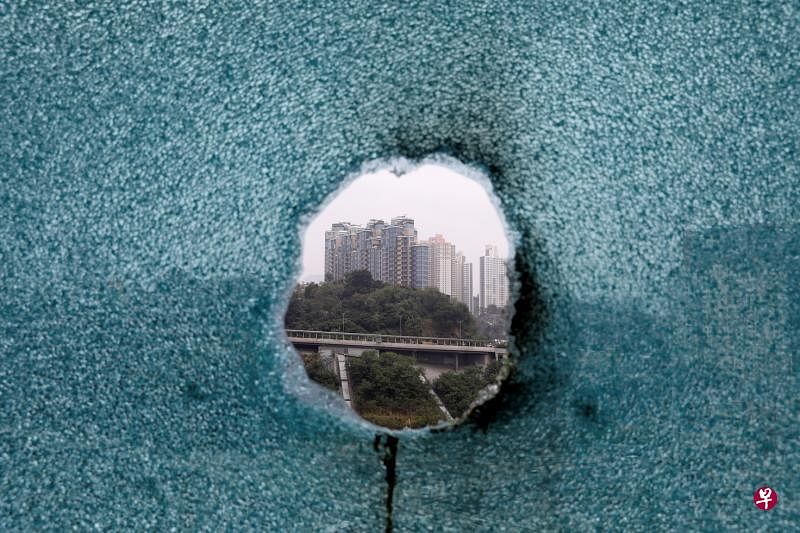 香港理工大学校园留下港警清场的痕迹，图为穿了一个洞的玻璃窗。（路透社）