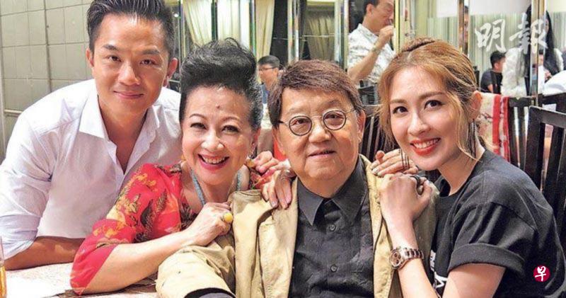 黎小田（右二）7月底出席《流行经典50年》联欢晚宴，当时他明显消瘦不少，与胡诺言（左起）、薛家燕及陈敏之合照。（互联网）
