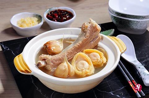 “老2肉骨茶私房菜”新推出的鲍鱼肉骨茶。（受访者提供） 