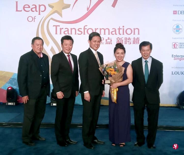 孙志娜（右二）获得2018年邻里企业之星奖，在颁奖礼上与贸工部长陈振声（中）等嘉宾合影。（受访者提供）