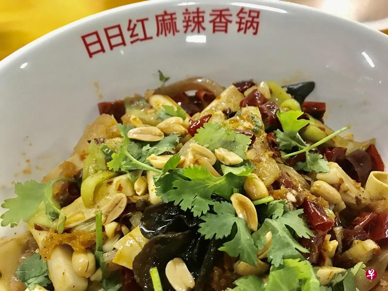 日日红的麻辣香锅少盐少油，很受本地食客的喜爱。（图／受访者提供）