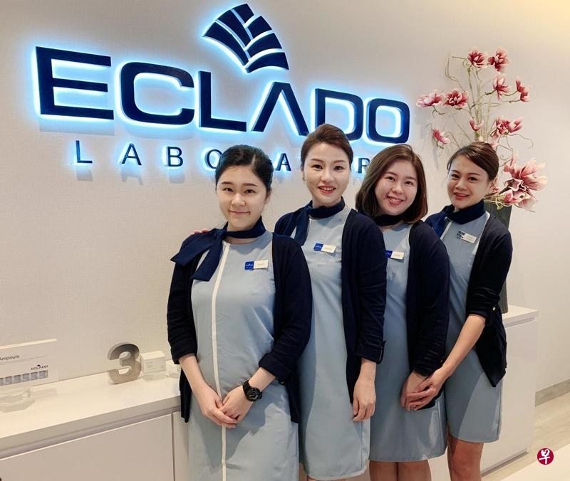 叶美琳（左二）和林丽金（左三）与部分员工，是韩国品牌ECLADO本地第一间美容院的先锋。（图／受访者提供）