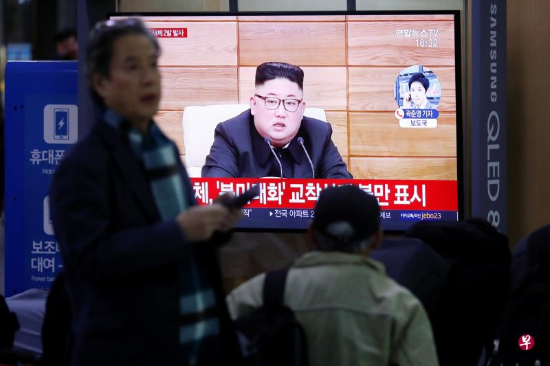 朝鲜最高领导人金正恩表示，对美国总统特朗普近日的谈话“感到不高兴”，并指希望美国在年底前能采取灵活务实的态度，与朝鲜就半岛无核化问题达成协议，否则朝鲜将走一条新的道路。（路透社） 