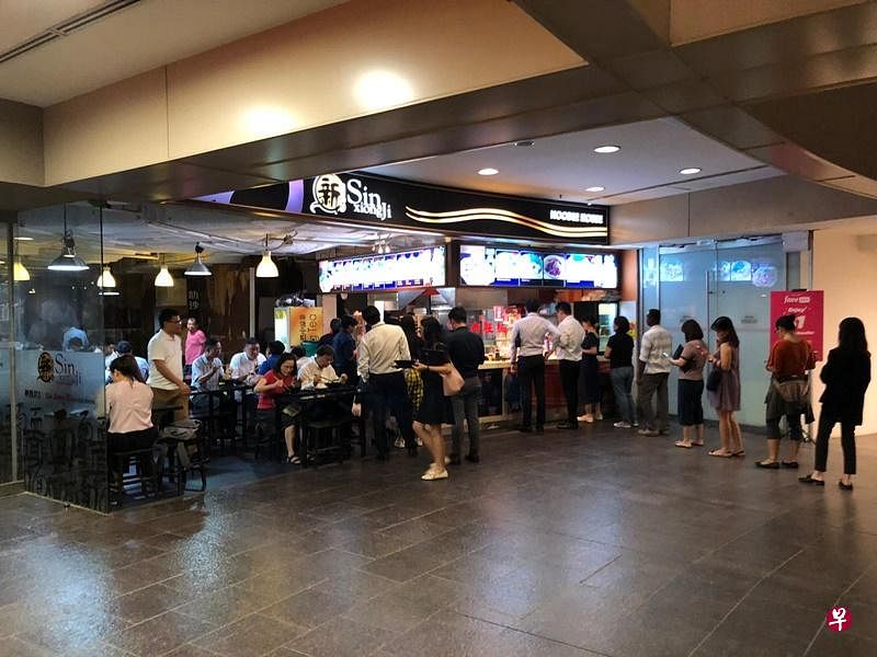招牌香菇肉脞面，配料丰盛。 在用餐时段，店前经常出现排队人龙。（图／受访者提供）