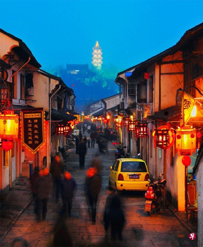 绍兴号称“书圣故里”历史街区蕺山街的夜色。（王远昌摄）