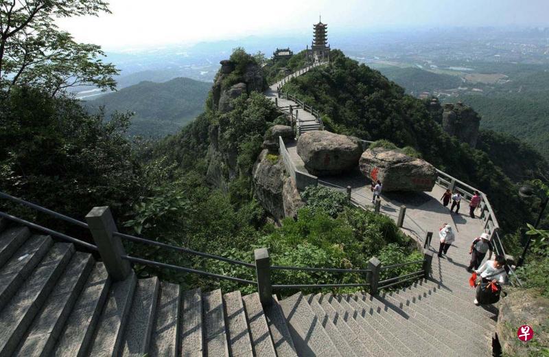 俯看绍兴香炉峰。（王远昌摄）