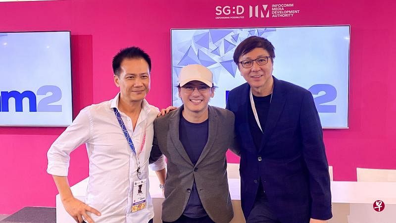本地导演蔡于位（中）出席mm2娱乐记者会，并与高层黄世勇（左）及章能容合影。（mm2娱乐提供）