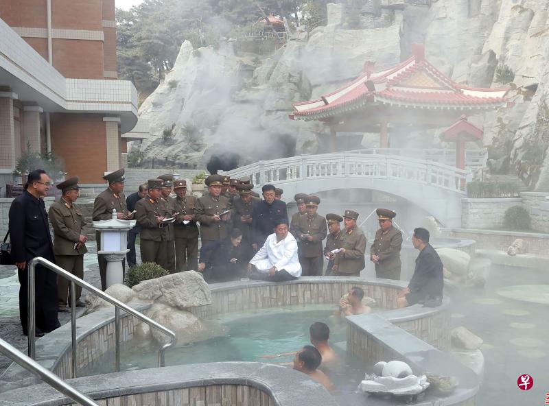 朝鲜领导人金正恩（中，穿白衣人）参观朝鲜一个温泉度假胜地。该温泉度假胜地位于朝鲜高山中部城镇扬德（Yangdok），是金正恩打造“自力更生”经济的核心项目之一。（法新社） 