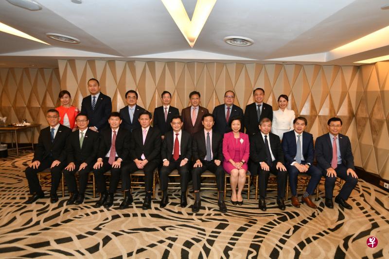 副总理兼财政部长王瑞杰（前排左五）、通商中国主席李奕贤（前排右一）和通商中国总裁陈佩玲（后排左一）与新一届董事会和顾问合影。他们包括诚汇瑞资创始人兼执行合伙人陈思伻（前排左起）、达丰控股总裁兼首席执行官黄山忠、贸工部兼教育部高级政务部长徐芳达、贸工部长陈振声、教育部长王乙康、通讯及新闻部兼文化、社区及青年部高级政务部长沈颖、太平船务董事总经理张松声、劳动力发展局主席林明彦、城市发展总裁郭益智（后排左二起）、星雅集团执行主席吴学光、仁恒置地集团主席兼总裁钟声坚、联发集团执行主席高泉庆、经纬中国创始管理合伙人徐传陞、纪源资本管理合伙人符绩勋，以及携程旅行网总裁孙洁。（通商中国提供）