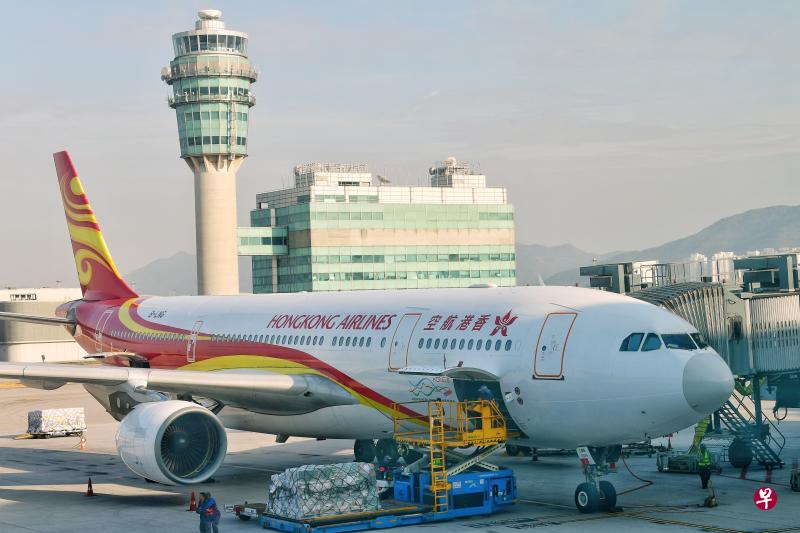 香港空运牌照局今天公布，暂不对香港航空作进一步行动。此前港航一度面临撤牌危机。（中通社）