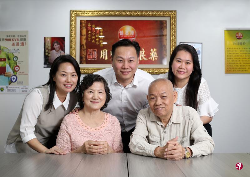 张竣杰（后排中）和两个姐姐都继承父亲的衣钵，父母要他们懂得饮水思源，面对困境不轻言放弃，对问诊与制药绝不马虎。拍照时，二姐张僡峻正在国外授课；后排左一为大姐张瑞娉，、右一为张竣杰的妻子伍爱华。