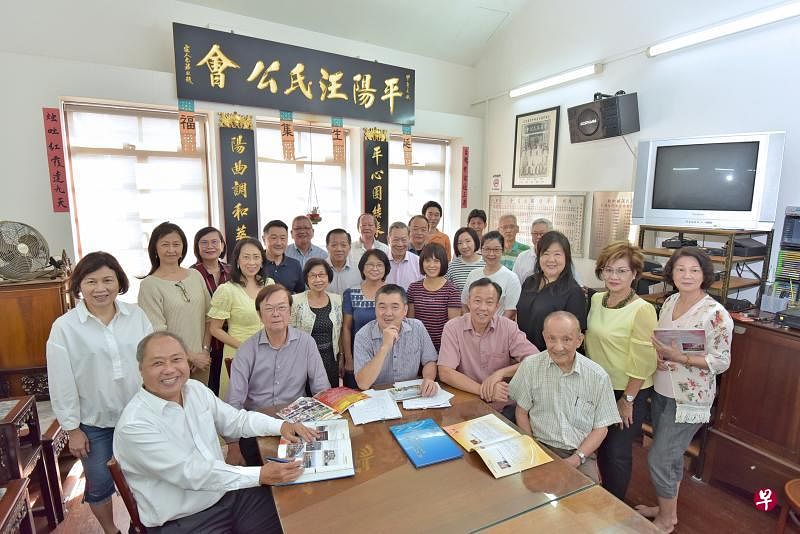 汪氏总会接下来将加强与国际宗亲会的联系，并全面扩展会务。总会受访执委（前排左起）：主席汪家裕、筹委主席汪瑞典、总务汪春福、副主席汪隆基、名誉主席汪信先。（林新泰摄）