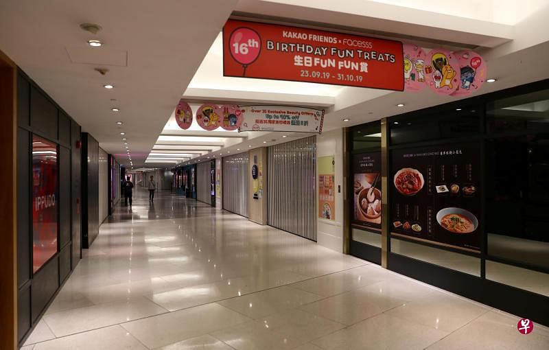 香港零售业协会昨天公布调查结果，6月以来97%的受访企业亏损。图为金钟商场内关闭的商铺。（路透社）