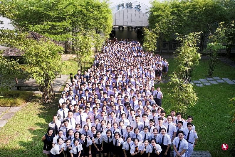 全年级约380个毕业生一同集合在“立德门”前拍大合照。（立化中学提供）