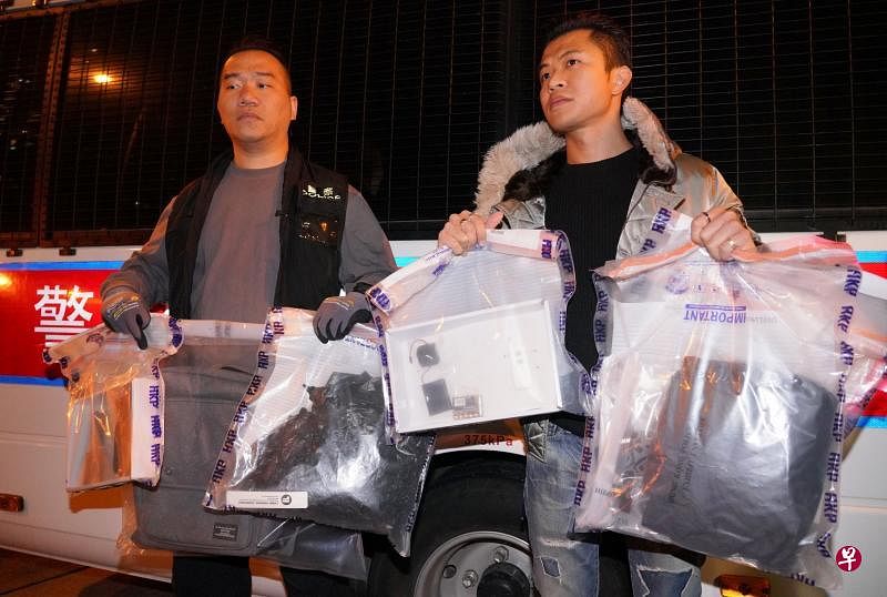 香港警方前晚在湾仔皇后大道东华仁书院范围内检获两个设有遥控装置的土制炸弹，经检验后证实含有烈性炸药的硝酸铵成分。图为警方展示土制炸弹和遥控装置等物品。（中通社）