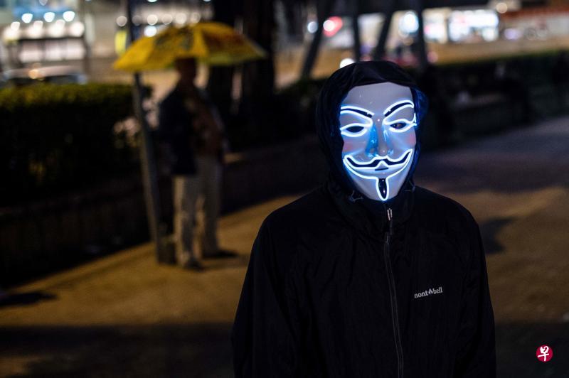 香港高等法院上诉庭昨天颁下裁决，拒绝特区政府就禁蒙面法的暂缓执行令申请。图为一名戴面具的反修例抗争者上星期日参加由民间人权阵线举办的游行。（法新社）