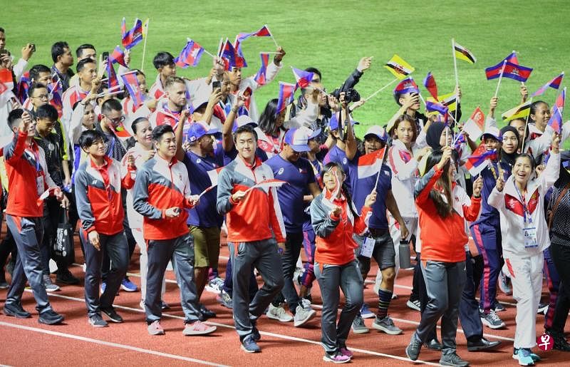 我国健儿（前排）与其他国家运动员一同进入赛场，参加东运会闭幕式。泳手柯正文（中）也在闭幕式上，获颁赛会最佳男运动员奖。（林泽锐摄）