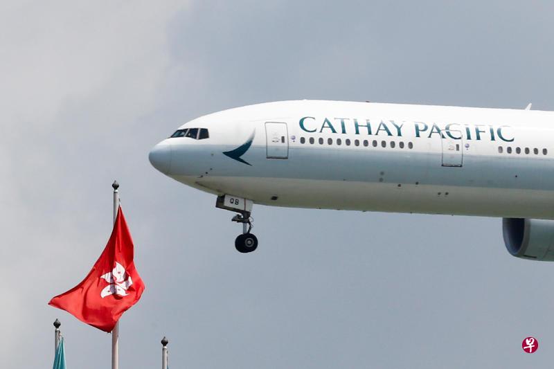 香港国泰航空主管透露，如港航裁员，或考虑接手部分飞行员。（路透社）