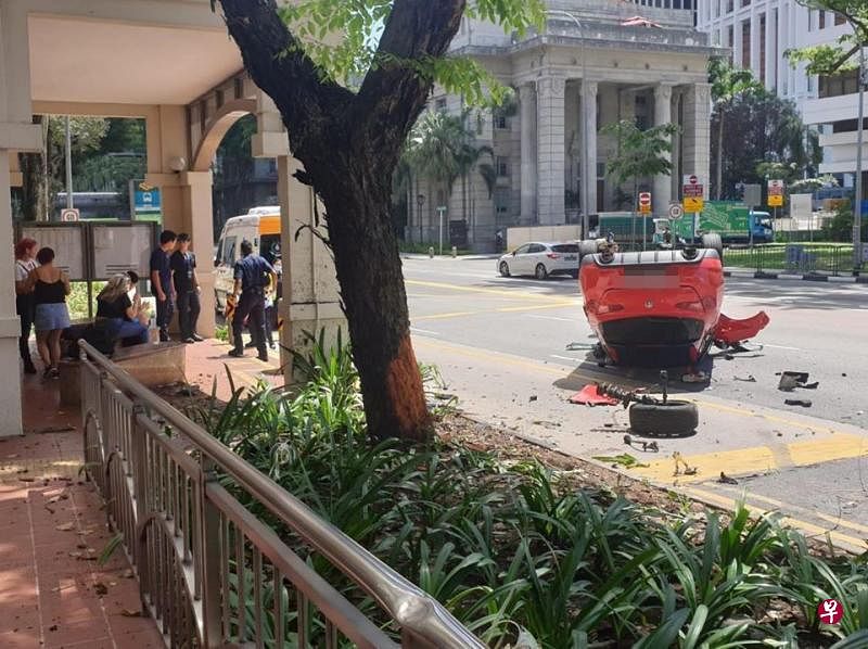 一辆红色阿尔法·罗密欧汽车不知何故失控冲上路堤，撞到大树后翻覆。（取自互联网）