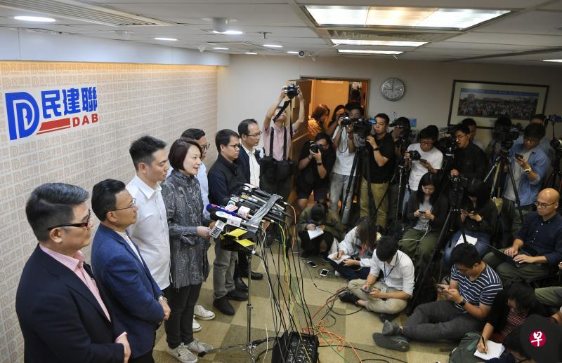 11月25日上午，民建联就区议会选举结果会见传媒，表示会认真检讨并更努力服务市民。（中新社）