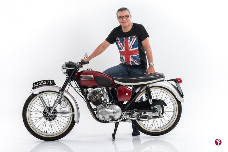 沙吉星是本地少有的老爷电单车藏家，这是一台1961年的Triumph Tiger Cub。（Mahaendra Gofar摄）