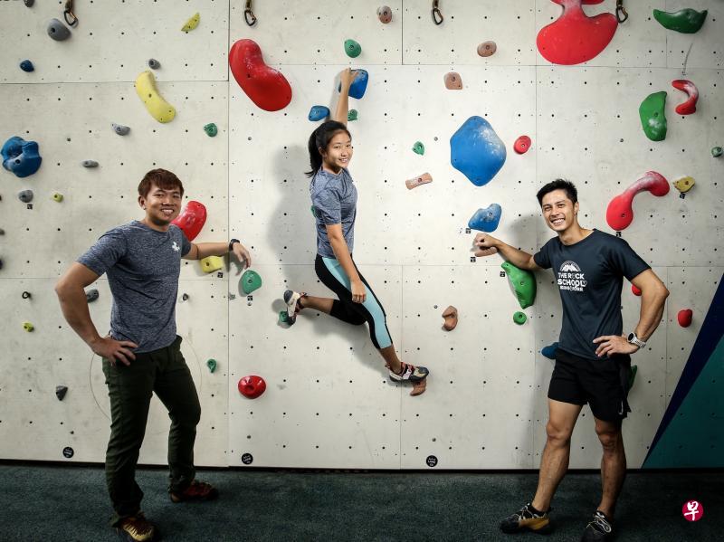 15岁攀岩小将张瑞恩（中）今天下午将在位于淡滨尼天地的The Rock School攀岩中心揭晓“年度汉字”，在她两侧的是TRS的两名创办人庄则东（左）及陈伟伦。（叶振忠摄）